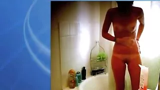 Coşkuyla porno sex sert kıyafetini değiştiriyor.
